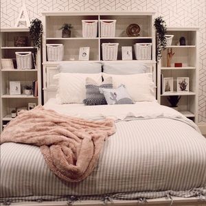 Bedding (duvet cover, 4 pillows)